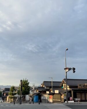 Yuzuru Kawai Instagram - 今日は朝6時にホテルを出て川原と出雲大社にお参りしてきました。

神様の前でするポーズとしては合ってるのか不安でしたが、2人で真面目にお参りしました。

少しでもみんなが平和に暮らせますように、と願いながら自分もそんな事を思う歳になったかと、しみじみ思いました。

大阪に帰って劇場の出番と今ちゃんの実はの最後の収録でした。今ちゃんの実は、はレギュラーにならせて頂いて2年半と短い間でしたが、レギュラーにならせてもらって本当に嬉しかったです。尊敬する先輩方の中で最後の最後まで緊張しっぱなしでした。今まで番組をご覧頂いた皆さん、そして、スタッフさん、先輩方に感謝しかないです。

またこんな面白い番組に携わらせて頂けるよう頑張りたいと思います。