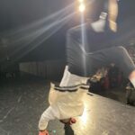 Yuzuru Kawai Instagram – 仲良しライブ・シャッフルトーク、お越し下さった皆さん、配信で観て頂いた皆さん、ありがとうございました！配信は延長になってますのでお正月のお供に是非☺️
2023年最後仕事は山名の前転を連写する、でフィニッシュでした。
何でコレやりたかったんやろ、、、
皆さん、良いお年を、お正月をお迎えください✨