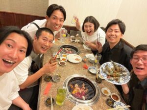 Yuzuru Kawai Instagram - 部活の合宿くらい食べて飲んだ🏀

よう笑て幸せでした。

有難い収録に参加させてもらったメンバーで🍺

12月なのでまた解禁になれば告知させて頂きます！

ここには来れなかったのですが、藤崎マーケット、ニューヨーク、ダブルアートタグ、紅しょうが稲田も収録に居ました。

#僕にはクズの一面をあまり見せない頼りになるナイスガイ山添
#実の弟より弟きょん
#いけすかん感じがまるで自分を見てるかのよう西村
#収録には居なかったが後輩の方からご飯を誘ってくれた細天才堂前
#途中お肉が来る前に間違えてトングを焼きかけてた女海賊
