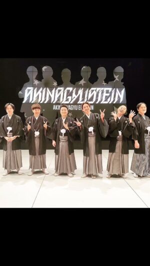 Yuzuru Kawai Instagram - 2023年何かで賞をもらったり褒められたりした訳ではなかったですが、特に大きな病気、怪我もなく良い一年でした。
仕事でお世話になった方、こんな僕の事を気にかけて下さる先輩、色んな刺激をくれる同期、大好きなお酒に付き合ってくれた後輩、劇場に来てくれたり何かしらで観て下さった皆さん、本当全員に感謝したいと思います。
2024年も良い一年になるようにしたいと思いますので、また来年も宜しくお願い致します☺️✨
2023年を締めくくるべく、明日12月31日大阪のイエスシアターでスマイルさん、アキナ、ラフ次元と4組のネタとコーナーのライブと河井山名、秋山稲田のシャッフルトークのライブがあります。劇場のチケットは完売なのですが、配信チケットもありますので、是非是非ご覧ください！！！