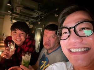 Yuzuru Kawai Instagram - 明日12月27日21時からプレハブチャンネルの生配信を久し振りにします！

アーカイブも勿論残しますが、タイミング合えばリアルタイムでも是非！！

今日はゴールデンラヴィットでした。終わりでくっきーさんに飲みに連れて行って頂きました。マジ最高でした😭✨

では皆さん、明日の夜にお会いしましょう〜😉