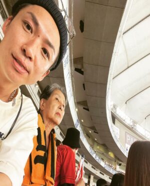 Yuzuru Kawai Instagram - 生まれも育ちも大阪やのに何故か昔から熱狂的なジャイアンツファンの母。

子供の頃テレビを観ながら『いつか東京ドームで試合観たいねんなぁ！』と言っていたのがずっと頭にあって、今日何とか念願叶って東京ドームにジャイアンツ戦を観に行ってきました。

ただ、今回広島カープの九里投手に色々とお世話になったので本当にそこだけが心苦しかったのですが笑
僕はカープを応援させてもらってたのですが、カープ側の席なんて何のその。むちゃくちゃジャイアンツ応援してました。

まぁでも少しは親孝行できたかな。

叙々苑で焼肉食べてお店出て2秒でタバコ吸うてた。

まだ長生きしそうか。

また行こうか。
