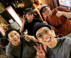 Yuzuru Kawai Instagram - 見た目は大人、中身は子供、弟みたいに可愛いコットンきょん。

心優しくて癒してくれる、飲むとよく笑う可愛いオズワルド畠中。

もう写真はピース以外に知らないアインシュタイン河井。

ヤジマリー。