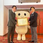 Yuzuru Kawai Instagram – 昨年のトークライブのチャリティーに御賛同頂いた皆さん、本当にありがとうございました‼️

今日、日本児童養護施設財団の皆さんがわざわざ祇園花月まで来て下さいまして色々とお話をさせて頂きました。

諸々時間が掛かりましたが手続きも終了しまして、1,620,360円寄附させて頂きました。
僕一人では到底何も出来なかった所を@massimo_osakaの皆さん始め@mamoru.0512さん、そして今回のチャリティーに沢山の方々に御尽力頂きました。

まだまだ始まったばかりですが、少しずつ前に進めたらと思います。

僕ももっと頑張ります🔥