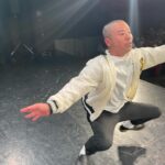 Yuzuru Kawai Instagram - 仲良しライブ・シャッフルトーク、お越し下さった皆さん、配信で観て頂いた皆さん、ありがとうございました！配信は延長になってますのでお正月のお供に是非☺️ 2023年最後仕事は山名の前転を連写する、でフィニッシュでした。 何でコレやりたかったんやろ、、、 皆さん、良いお年を、お正月をお迎えください✨