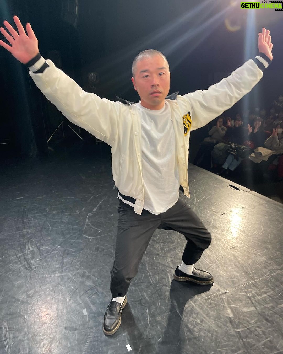 Yuzuru Kawai Instagram - 仲良しライブ・シャッフルトーク、お越し下さった皆さん、配信で観て頂いた皆さん、ありがとうございました!配信は延長になってますのでお正月のお供に是非☺️ 2023年最後仕事は山名の前転を連写する、でフィニッシュでした。 何でコレやりたかったんやろ、、、 皆さん、良いお年を、お正月をお迎えください✨