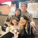 Yuzuru Kawai Instagram – たまたま大阪でタイミングが合ったので来てくれた堂前が誕生日プレゼントでトレーナーをくれました。袋から出す時『めっちゃ可愛いやん！！』と言い、取り出して広げた時にはもう笑てもうてました。そりゃ堂前がただただ可愛いトレーナーをくれる訳ないか、、、
今年の冬はこの寒そうな扇風機トレーナーを沢山着たいと思います。
フースーヤのショータイムと大阪クレオパトラのりえちゃんにも付き合うてもらいまして、ええ時間を過ごさせてもろてサンキューでございました✌️