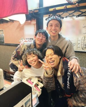 Yuzuru Kawai Instagram - たまたま大阪でタイミングが合ったので来てくれた堂前が誕生日プレゼントでトレーナーをくれました。袋から出す時『めっちゃ可愛いやん！！』と言い、取り出して広げた時にはもう笑てもうてました。そりゃ堂前がただただ可愛いトレーナーをくれる訳ないか、、、
今年の冬はこの寒そうな扇風機トレーナーを沢山着たいと思います。
フースーヤのショータイムと大阪クレオパトラのりえちゃんにも付き合うてもらいまして、ええ時間を過ごさせてもろてサンキューでございました✌️