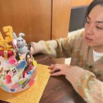 Yuzuru Kawai Instagram – 43歳の誕生日はラヴィットでお祝いして頂きました。こんな僕みたいなもんの誕生日を1時間も生放送で取り上げて頂いて感謝しかありません。

お付き合い頂いた演者の皆さん、そして色々要望を叶えて下さったスタッフさん、観て下さった皆さん、本当にありがとうございました！！

M-1も色々と応援して下さった皆さん、すいません！今年はとりあえず残った皆を応援しつつ、また1からやります！

43歳も最高の一年にします！！！