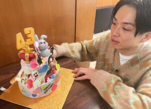 Yuzuru Kawai Instagram - 43歳の誕生日はラヴィットでお祝いして頂きました。こんな僕みたいなもんの誕生日を1時間も生放送で取り上げて頂いて感謝しかありません。

お付き合い頂いた演者の皆さん、そして色々要望を叶えて下さったスタッフさん、観て下さった皆さん、本当にありがとうございました！！

M-1も色々と応援して下さった皆さん、すいません！今年はとりあえず残った皆を応援しつつ、また1からやります！

43歳も最高の一年にします！！！