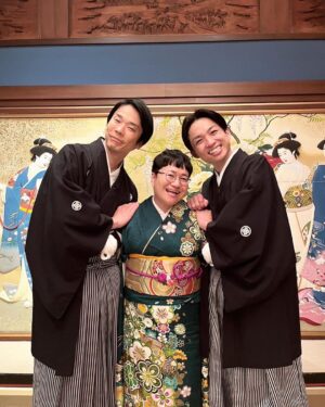 Yuzuru Kawai Instagram - 年始の特番の収録でした✨

同期で結婚式みたいな写真撮りました☺️

何故か濱家と挟んだらお母さん感が出た春菜。

スーパー同期にパワーもらいました！