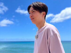 Yuzuru Kawai Instagram - 日本を24日の夜8時過ぎに出てハワイに24日の朝9時過ぎに到着。

ええ歳したオッサンが興奮して寝れずにそのままロケ。

それでも同期でハワイでロケさせてもらえるなんてこんな有難い事はない。

みんなロケしながら『有難いよなぁ〜』て何回言うたかわからんぐらい言うてた。

ええ色のスタバ☕️

オシャレなホットステーション🏪

ホテル側がランダムに振り分けた部屋が自分だけ大当たり過ぎてみんなには言えなかった部屋🏨

最終日打ち上げ終わり3人で当てもなく歩いてたらハワイ在住の日本人ご夫婦が『地元の人が良く行く良いBARがあるので案内しますよ』とご親切に案内して下さった素敵なご夫婦🍸

最高のBARやのにメニューがわからずビビってビールしか頼まんかった芋三人🍠

海賊の打ち上げ🍖

どんな浮かれた観光客もこのスポットの写真は撮ってなかった嘘みたいなALOHA🌈