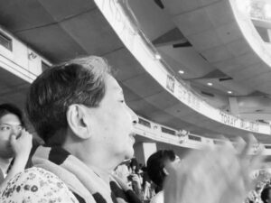 Yuzuru Kawai Instagram - 生まれも育ちも大阪やのに何故か昔から熱狂的なジャイアンツファンの母。

子供の頃テレビを観ながら『いつか東京ドームで試合観たいねんなぁ！』と言っていたのがずっと頭にあって、今日何とか念願叶って東京ドームにジャイアンツ戦を観に行ってきました。

ただ、今回広島カープの九里投手に色々とお世話になったので本当にそこだけが心苦しかったのですが笑
僕はカープを応援させてもらってたのですが、カープ側の席なんて何のその。むちゃくちゃジャイアンツ応援してました。

まぁでも少しは親孝行できたかな。

叙々苑で焼肉食べてお店出て2秒でタバコ吸うてた。

まだ長生きしそうか。

また行こうか。
