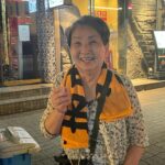 Yuzuru Kawai Instagram – 生まれも育ちも大阪やのに何故か昔から熱狂的なジャイアンツファンの母。

子供の頃テレビを観ながら『いつか東京ドームで試合観たいねんなぁ！』と言っていたのがずっと頭にあって、今日何とか念願叶って東京ドームにジャイアンツ戦を観に行ってきました。

ただ、今回広島カープの九里投手に色々とお世話になったので本当にそこだけが心苦しかったのですが笑
僕はカープを応援させてもらってたのですが、カープ側の席なんて何のその。むちゃくちゃジャイアンツ応援してました。

まぁでも少しは親孝行できたかな。

叙々苑で焼肉食べてお店出て2秒でタバコ吸うてた。

まだ長生きしそうか。

また行こうか。