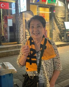 Yuzuru Kawai Instagram - 生まれも育ちも大阪やのに何故か昔から熱狂的なジャイアンツファンの母。 子供の頃テレビを観ながら『いつか東京ドームで試合観たいねんなぁ！』と言っていたのがずっと頭にあって、今日何とか念願叶って東京ドームにジャイアンツ戦を観に行ってきました。 ただ、今回広島カープの九里投手に色々とお世話になったので本当にそこだけが心苦しかったのですが笑 僕はカープを応援させてもらってたのですが、カープ側の席なんて何のその。むちゃくちゃジャイアンツ応援してました。 まぁでも少しは親孝行できたかな。 叙々苑で焼肉食べてお店出て2秒でタバコ吸うてた。 まだ長生きしそうか。 また行こうか。
