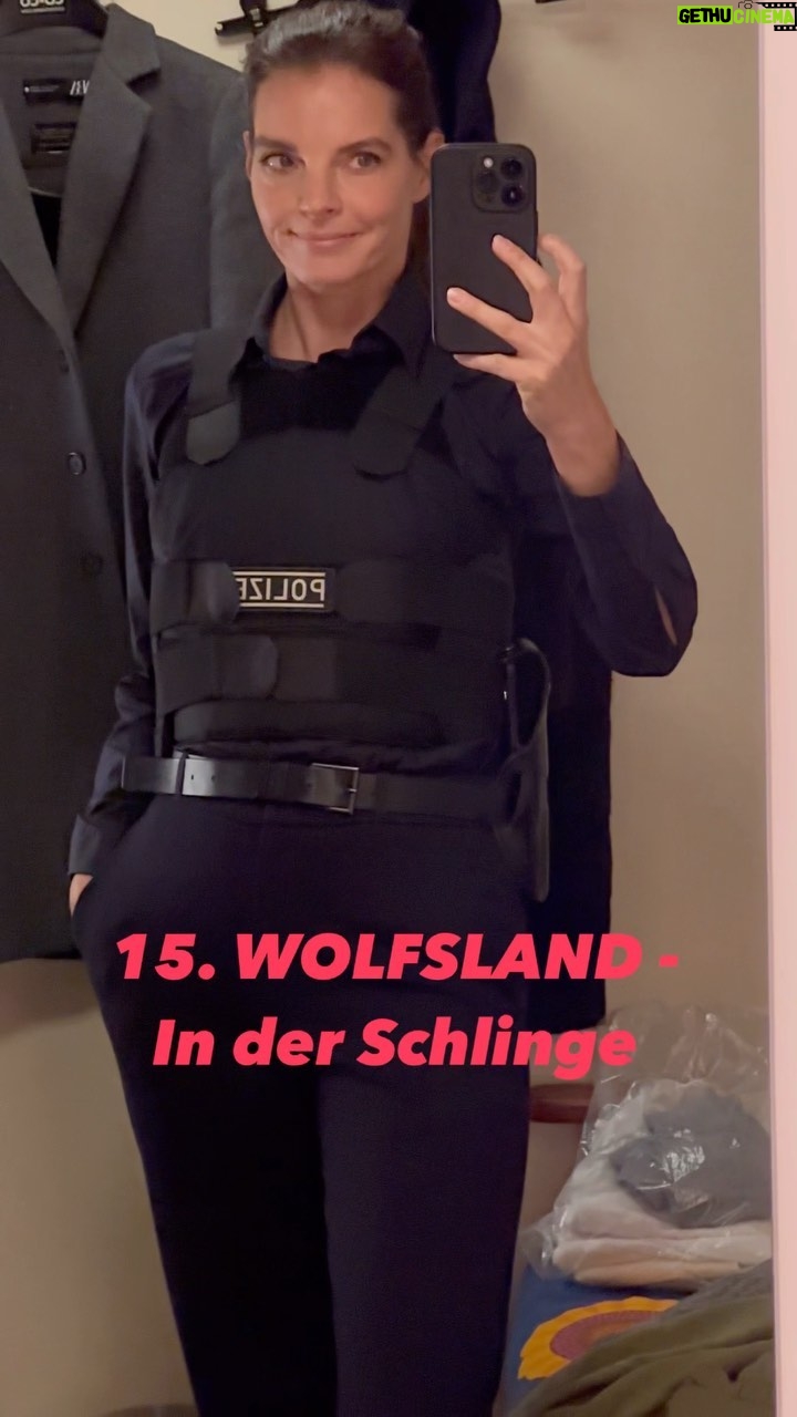 Yvonne Catterfeld Instagram - Abgedreht! 🎬 Es war und wird großartig! Danke an das gesamte starke Team, einen Supercast @mscasting_ an den herausragenden Regisseur @olewennundaber, unseren Kameramann @timoritz_dop für diese Kinobilder und eure Kreativität, @molinafilm für diese Reihe und ihre Qualität, @nicolemakeupdepartment fürs Wohlfühlen 😘, @estellitaaa, der Kostümabteilung und allen anderen Departements, die ebenso wichtig waren! Ich bin stolz dieser außergewöhnlichen Reihe zu sein! DANKE, eure Yvonne @jan_dose_offiziell #götzschubert @stephan_grossmann_offiziell @valery_tscheplanowa @isaakdentler
