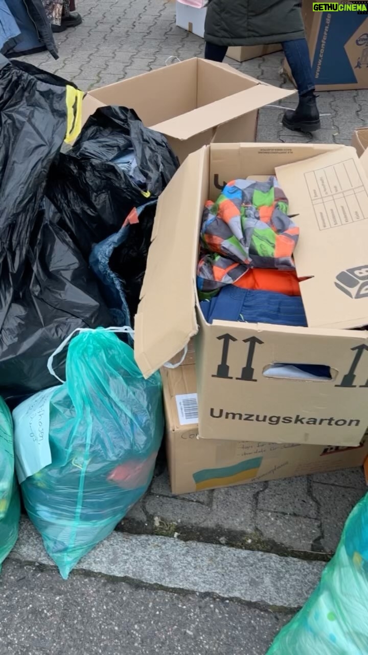 Yvonne Catterfeld Instagram - She and so many people help to make a difference! @ewaherzogberlin - schaut in ihre Stories! Dort findet ihr alle Infos! #solidaritywithukraine #standwithukraine #helptomakeadifference
