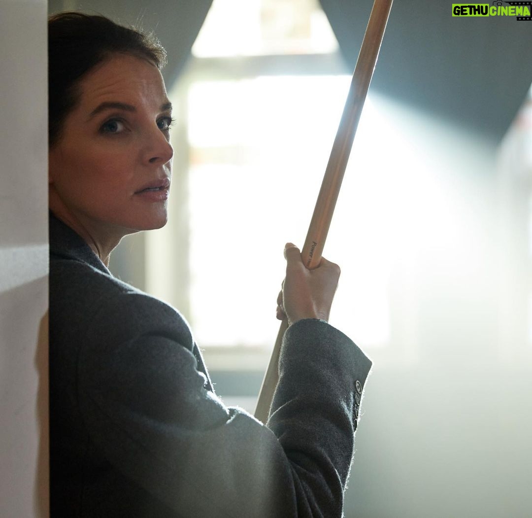 Yvonne Catterfeld Instagram - Wer ist BRAD? Die große Frage heute 20:15 Uhr in WOLFSLAND - Das Dreckige Dutzend - die Suche nach der Antwort wird uns noch weiter verfolgen…über diesen Film hinaus. Wieder mal ein tolles Casting von @mscasting_ 🙏 📷 @molinafilm #Donnerstagskrimi #krimi #ard