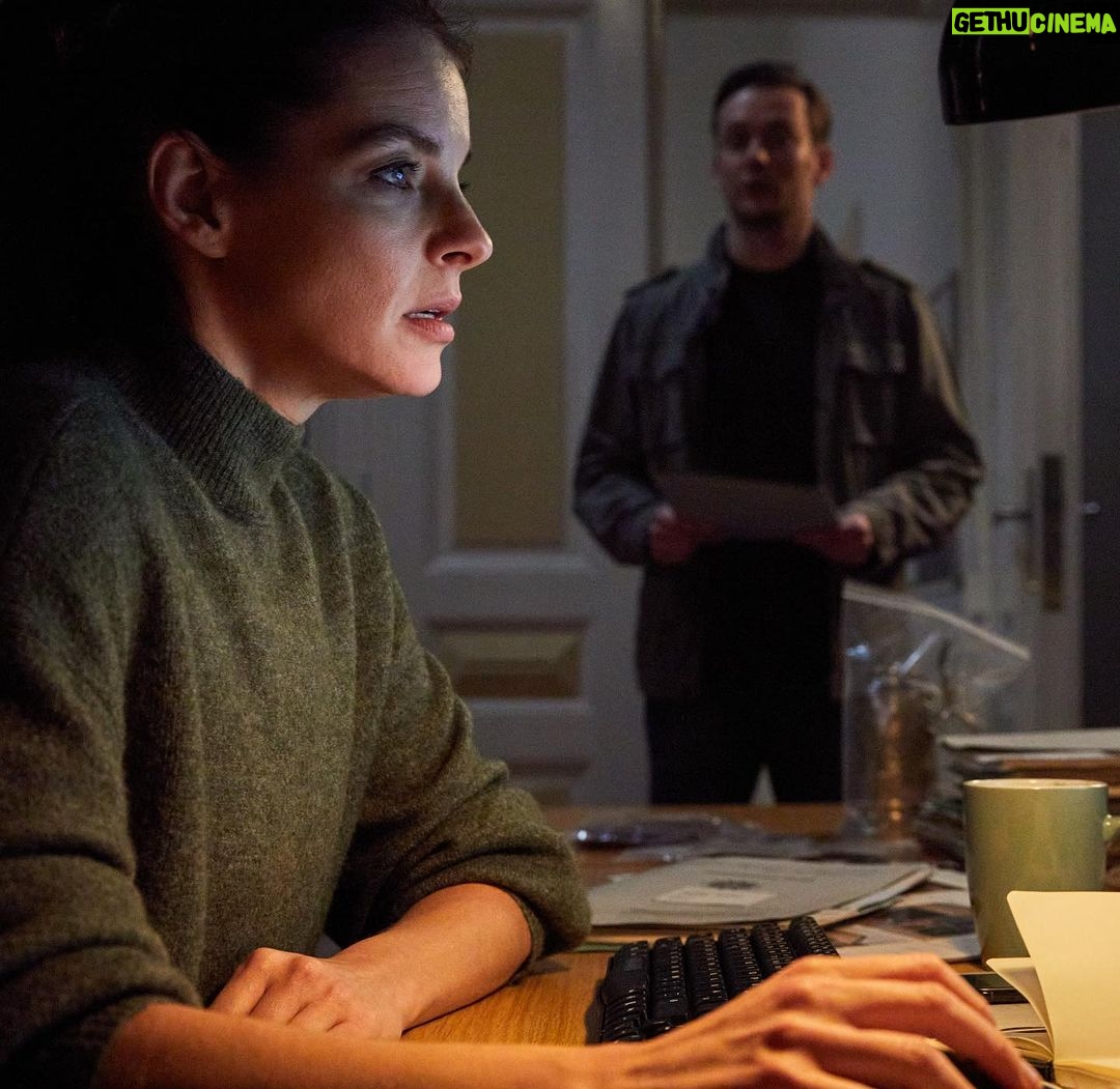 Yvonne Catterfeld Instagram - Wer ist BRAD? Die große Frage heute 20:15 Uhr in WOLFSLAND - Das Dreckige Dutzend - die Suche nach der Antwort wird uns noch weiter verfolgen…über diesen Film hinaus. Wieder mal ein tolles Casting von @mscasting_ 🙏 📷 @molinafilm #Donnerstagskrimi #krimi #ard