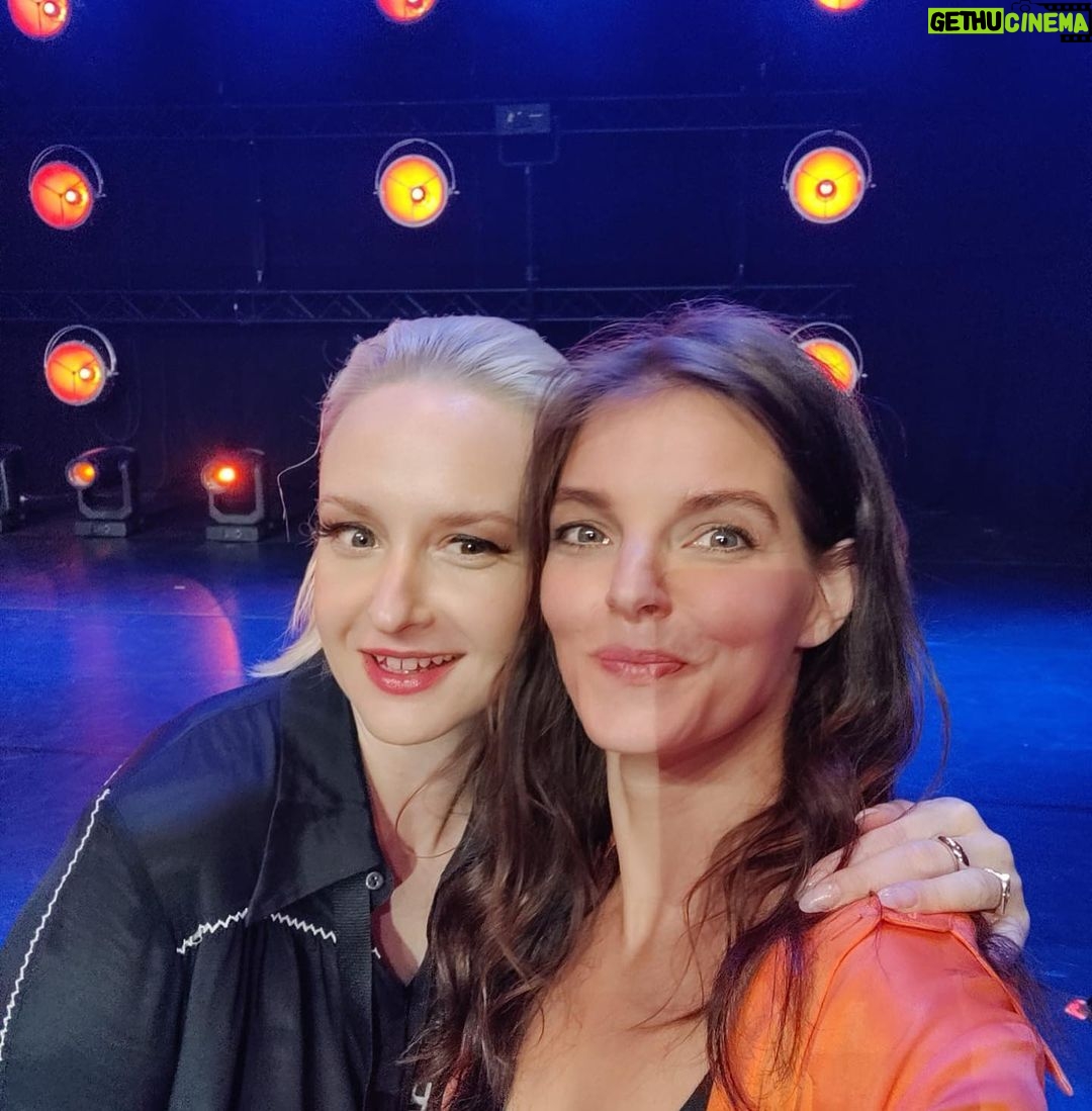 Yvonne Catterfeld Instagram - So nun endlich ein paar Eindrücke vom @lea_award - ich war glücklich, wieder meine Band um mich herum zu haben, wie immer hatten wir ne Menge Spaß! Dabei hab ich zwei tolle Künstler gefunden, die ich unglaublich mag und die verdammt gut sind…@milowofficial und @leslieclio Outfit: @viam.studio thanx to @vanessa.mai Make up: this time by me @leratoshadare @samuelsfranklinofficial @darnita.rogers @m.a.n.i.t.h @keymer_music