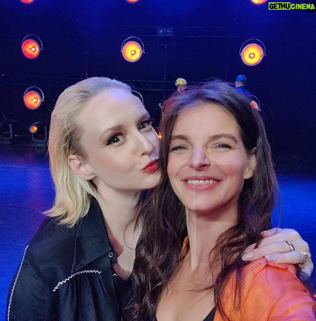 Yvonne Catterfeld Instagram - So nun endlich ein paar Eindrücke vom @lea_award - ich war glücklich, wieder meine Band um mich herum zu haben, wie immer hatten wir ne Menge Spaß! Dabei hab ich zwei tolle Künstler gefunden, die ich unglaublich mag und die verdammt gut sind…@milowofficial und @leslieclio Outfit: @viam.studio thanx to @vanessa.mai Make up: this time by me @leratoshadare @samuelsfranklinofficial @darnita.rogers @m.a.n.i.t.h @keymer_music