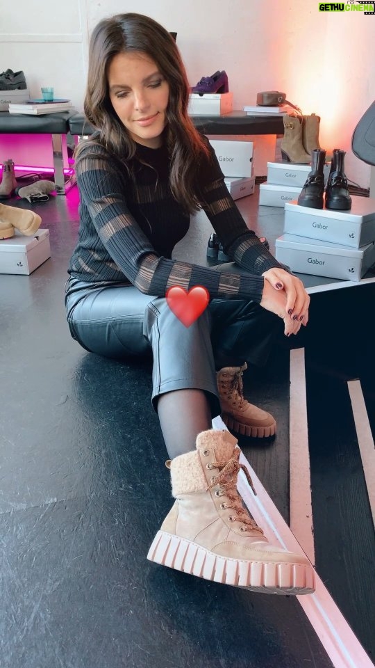 Yvonne Catterfeld Instagram - Wow, dieser Gabor-Boot ist ein absolutes Must-have! 😍 Der Reißverschluss macht das Hineinschlüpfen so easy. Dank der Comfort-Mehrweite haben wir außerdem extra viel Platz im Schuh und das Fußbett lässt sich optional einfach austauschen - perfekt für den Winter. ❄️❄️❄️