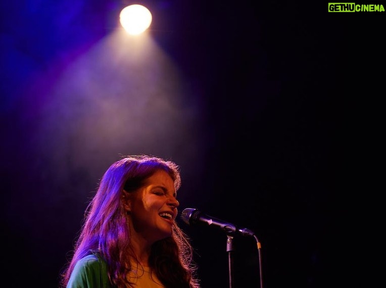 Yvonne Catterfeld Instagram - Danke für diesen unfassbaren Auftakt in Berlin und diese stimmgewaltige Beteiligung 👏👏👏in Köln heute! Ich bin so stolz, eine so unfassbare akustische Band zu haben - mit großen Stimmen und so viel Einzigartigkeit @manith, @keymer_music @samuelsfranklinofficial @leratoshadare und @therealdarnitarogers - danke @hpcbremen für den jedesmal bemerkenswerten Sound! Ich will mehr spielen 😃 eure Yvonne 📷 @adamvonmack 🙏 #change #acoustic #tour