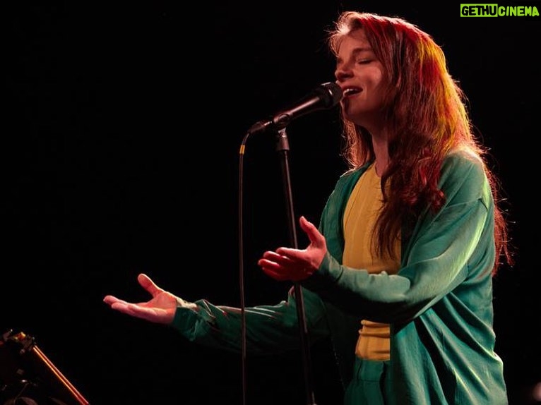 Yvonne Catterfeld Instagram - Danke für diesen unfassbaren Auftakt in Berlin und diese stimmgewaltige Beteiligung 👏👏👏in Köln heute! Ich bin so stolz, eine so unfassbare akustische Band zu haben - mit großen Stimmen und so viel Einzigartigkeit @manith, @keymer_music @samuelsfranklinofficial @leratoshadare und @therealdarnitarogers - danke @hpcbremen für den jedesmal bemerkenswerten Sound! Ich will mehr spielen 😃 eure Yvonne 📷 @adamvonmack 🙏 #change #acoustic #tour