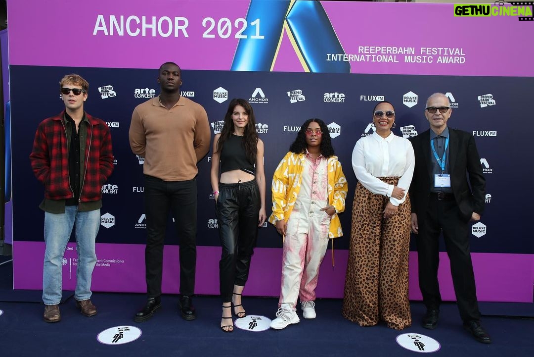 Yvonne Catterfeld Instagram - Im letzten Herbst durfte ich mit meinen Jury KollegInnen den vielversprechendsten Act des @reeperbahn_festival küren! Seht jetzt auf YouTube und Joyn, wer den ANCHOR 2021 gewonnen hat! Danke für diese tolle Zeit! ✨ #rbf21 #ANCHOR2021 Copyright: REDSEVEN ENTERTAINMENT GmbH im Auftrag von Inferno Events GmbH Darüber hinaus wird die Dokumentation über Advertorials bei den New York Times, Pitchfork und dem Rolling Stone US beworben.