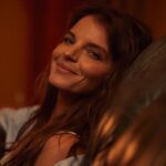 Yvonne Catterfeld Instagram - Let you go - manchmal ist es nicht nur wichtig loszulassen, manchmal ist es auch wichtig festzuhalten: an Ideen, unserem Glauben an das was wir im Stande sind zu tun. @timothyauld und @beneschoeller schickten mir eine Skizze, nur mit Gitarre. Ich fühlte sofort, dass der Song etwas besonderes ist und schrieb einen Text dazu, nahm den Song demoartig auf. Alle fragten nach einem Refrain: „Let You Go“ gab es noch nicht. Also telefonierte ich mit Timothy: aus Spaß und ohne Druck probierten wir aus. Dann kam mir die Refrainmelodie und die passende Zeile zu den Strophen. Und der Song war fertig. Ich nahm Chöre zu Hause auf, Timothy bei sich und schon hatten wir den Chor, der es nun ist und nach einem Gospelchor klingt, oder was meint ihr? 😁 Wir passten den Text noch etwas an und fertig war der Song. Ich liebe wie tief, emotional und die liebevollen Aussagen, die darin stecken, obwohl es ums Loslassen geht, was nie einfach ist… 📸: @adamvonmack H&M: @saskiakrause #change #letyougo
