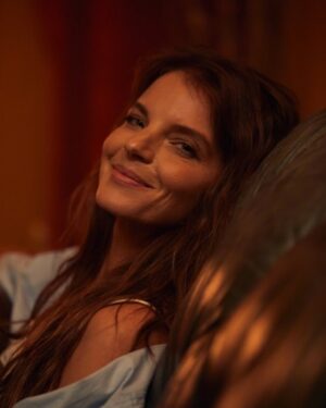 Yvonne Catterfeld Instagram - Let you go - manchmal ist es nicht nur wichtig loszulassen, manchmal ist es auch wichtig festzuhalten: an Ideen, unserem Glauben an das was wir im Stande sind zu tun. @timothyauld und @beneschoeller schickten mir eine Skizze, nur mit Gitarre. Ich fühlte sofort, dass der Song etwas besonderes ist und schrieb einen Text dazu, nahm den Song demoartig auf. Alle fragten nach einem Refrain: „Let You Go“ gab es noch nicht. Also telefonierte ich mit Timothy: aus Spaß und ohne Druck probierten wir aus. Dann kam mir die Refrainmelodie und die passende Zeile zu den Strophen. Und der Song war fertig. Ich nahm Chöre zu Hause auf, Timothy bei sich und schon hatten wir den Chor, der es nun ist und nach einem Gospelchor klingt, oder was meint ihr? 😁 Wir passten den Text noch etwas an und fertig war der Song. Ich liebe wie tief, emotional und die liebevollen Aussagen, die darin stecken, obwohl es ums Loslassen geht, was nie einfach ist…

📸: @adamvonmack 
H&M: @saskiakrause 

#change #letyougo