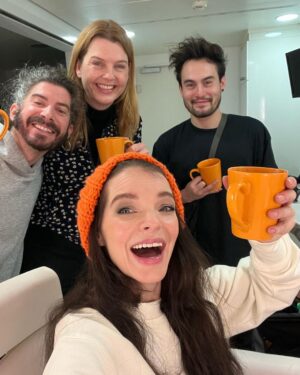 Yvonne Catterfeld Instagram - Auf ein neues Jahr! Danke an euch alle, dafür dass ihr mir folgt, mich unterstützt, mit mir kommuniziert! Und an mein Team, das mich kennt und stärkt und ohne dem ich nicht so sicher agieren könnte! @heipunktde 🤗 @saskiakrause @ha_nink @m.a.n.i.t.h @felixstoesser @konradsommermeyer 
(Das Foto entstand nach meinem letzten Arbeitstag nach ZDF MoMA) 

#dankbar #happynewyear