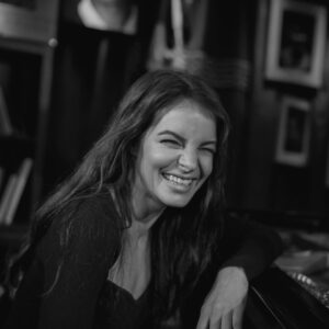 Yvonne Catterfeld Instagram - Heute 22 Uhr geht meine @deluxe_music Session online ✨ Es war so ein unfassbar schöner Dreh mit so wundervollen Menschen - ein Highlight in diesem Jahr!

❤

📸: @yannickla 

#deluxemusic #acoustic
#acousticsession