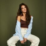 Yvonne Catterfeld Instagram - “We were stuck in a frame..nothing like all of the pictures left on the wall” 💔 Welche Zeit vermisst ihr besonders? 📸: @adamvonmack H&M: @saskiakrause #change #backinjuly