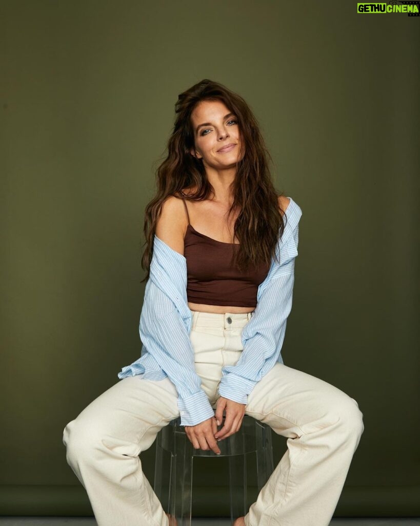 Yvonne Catterfeld Instagram - “We were stuck in a frame..nothing like all of the pictures left on the wall” 💔 Welche Zeit vermisst ihr besonders? 📸: @adamvonmack H&M: @saskiakrause #change #backinjuly