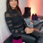 Yvonne Catterfeld Instagram – Mit dieser violetten Stiefelette von Gabor starten wir trendy in den Herbst! 🍂👢
Der praktische Reißverschluss sorgt für ein einfaches An- und Ausziehen und
das Wechselfußbett kann bei Bedarf problemlos ausgetauscht werden – einfach genial!