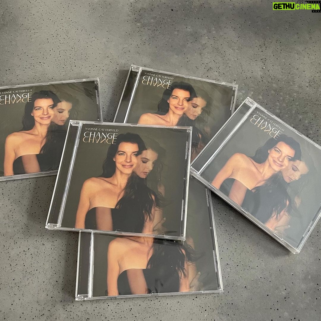 Yvonne Catterfeld Instagram - Am Freitag ist mein Album CHANGE erschienen und ich bin immer noch total gerührt wegen eurer vielen Nachrichten und Kommentare 😍 Heute am zweiten Advent verlose ich fünf meiner Alben. Kommentiert einfach euren Lieblingssong von Change und schon seid ihr dabei! ✨ #change