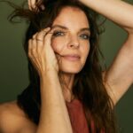 Yvonne Catterfeld Instagram - Voller Selbstbewusstsein und Stolz präsentiere ich euch mein neues Album "Change"! Es wird euch Mut schenken, zu neuen Wegen inspirieren, Gedanken hinterfragen und hoffentlich verändern. Werdet Teil meiner Reise und hört euch diese wundervollen Songs an. ❤️ Link in Bio 📷 : @adamvonmackphoto H&M: Saskia Krause #change #proud #album