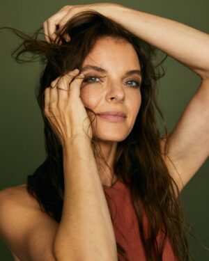 Yvonne Catterfeld Instagram - Voller Selbstbewusstsein und Stolz präsentiere ich euch mein neues Album "Change"! Es wird euch Mut schenken, zu neuen Wegen inspirieren, Gedanken hinterfragen und hoffentlich verändern. Werdet Teil meiner Reise und hört euch diese wundervollen Songs an. ❤️

Link in Bio

📷 : @adamvonmackphoto
H&M: Saskia Krause

#change #proud #album