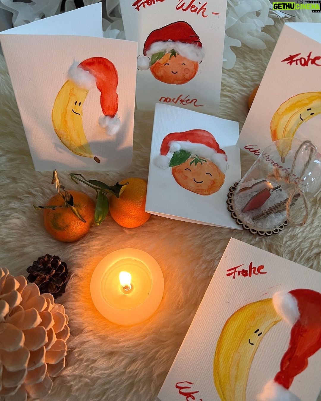 Yvonne Catterfeld Instagram - Einen besinnlichen 1. Advent wünsche ich euch! 🕯Ich habe mich schon etwas auf die Weihnachtszeit eingestimmt und fleißig Karten gemalt. Einige davon würde ich euch gerne zuschicken. 🍊 🍌 🎄Alles was ihr dafür tun müsst ist mein Album zu pre-saven, mir einen Screenshot davon zu schicken und im Nu seid ihr im Lostopf. Ihr habt bis heute Abend 20:00 Uhr Zeit! #advent #malen