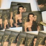 Yvonne Catterfeld Instagram - Jede einzelne Unterschrift war für mich eine große Freude! ✨ In meinem neuen Album „Change“ steckt so viel Liebe, dass ich mich freue, euch mit meinem Goldstift hoffentlich auch ein Lächeln ins Gesicht zaubern kann. ❤️ Ihr könnt euch jetzt schon ein signiertes Album über Amazon sichern und seid am 03. Dezember die ersten, die reinhören. Link in Bio! #change @amazon @amazonmusicde