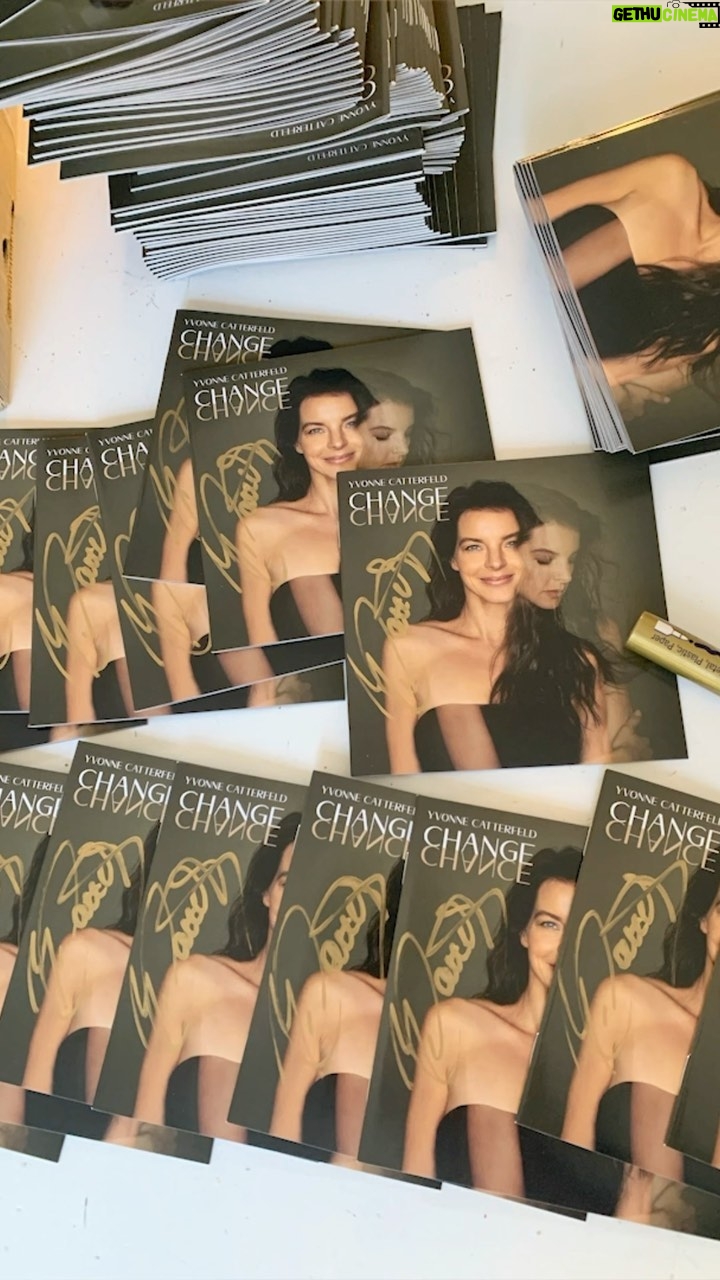 Yvonne Catterfeld Instagram - Jede einzelne Unterschrift war für mich eine große Freude! ✨ In meinem neuen Album „Change“ steckt so viel Liebe, dass ich mich freue, euch mit meinem Goldstift hoffentlich auch ein Lächeln ins Gesicht zaubern kann. ❤️ Ihr könnt euch jetzt schon ein signiertes Album über Amazon sichern und seid am 03. Dezember die ersten, die reinhören. Link in Bio! #change @amazon @amazonmusicde