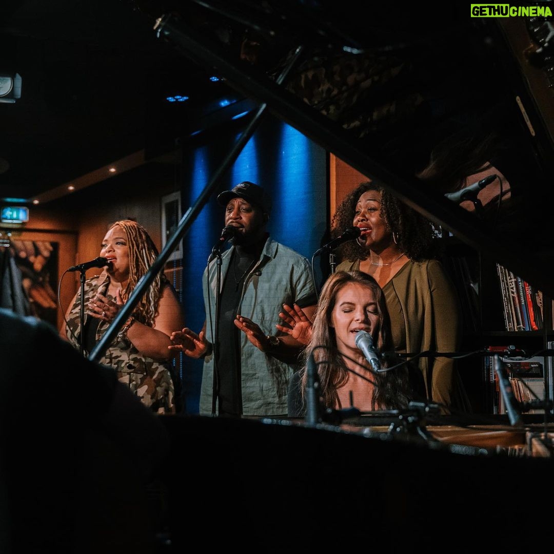 Yvonne Catterfeld Instagram - Vor einer Woche habe ich einige meiner neuen Songs für meine Akustik @deluxe_music Session aufgenommen. Mitte Dezember darf ich euch das Ergebnis präsentieren. Ich bin selber schon ganz ungeduldig und gespannt! ✨ 🎥 #deluxemusic #session #video 📸: @yannickla