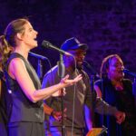 Yvonne Catterfeld Instagram – Ihr Lieben, noch immer denke ich an diesen besonderen Abend bei den @badhersfelderfestspiele mit Begeisterung zurück- die schönste Location von allen bisher – ich danke euch, dass ihr so weit reist, um uns zu sehen, neugierig seid. Danke für eure Briefe und Wertschätzung auch für jeden von uns auf der Bühne 🙏 Wir hatten so viel Spaß miteinander und mit euch! Wir sehn uns auf der Bühne im nächsten Jahr und bis dahin versorge ich euch immer mal wieder mit live Videos 😘 eure Yvonne

#change #acoustic #singersongwriter