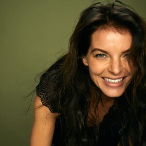 Yvonne Catterfeld Instagram - Gut gelaunt in die neue Woche - ein bisschen Spaß muss sein! 💚
#happyme #laughoutloud
📷 @adamvonmackphoto 
Haare & Make Up @saskiakrause