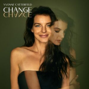 Yvonne Catterfeld Instagram - Es ist fertig… mein Album…CHANGE…es kommt am 03. Dezember raus und ihr könnt es bereits jetzt vorbestellen. 😃 🎉 
Die letzen Wochen waren für mich super ereignis- und arbeitsreich, um mein neues Album fertig zu bekommen. Cover, Konzept, Artwork, Songversionen vergleichen, Veränderungen durchgehen und abnehmen…jetzt ist es - dank allen - fertig und ich bin unfassbar happy und stolz. Und ab heute kann ich euch auch mehr erzählen.

Folgt einfach dem Link in meiner Bio

📷 @adamvonmackphoto
MakeUp @saskiakrause
Cover @_seasonzero

#change #album #vorfreude