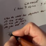 Yvonne Catterfeld Instagram - Meine Gedanken auf Papier zu bringen ist immer wieder ein sehr wertvoller Moment. 🖋 Zu diesem schönen vierten Advent möchte ich meine Songtexte mit euch teilen. Verratet mir hier welcher Song euch von "CHANGE" am meisten berührt und mit etwas Glück liegen meine Songtexte bald bei euch im Briefkasten. #advent #wertvoll