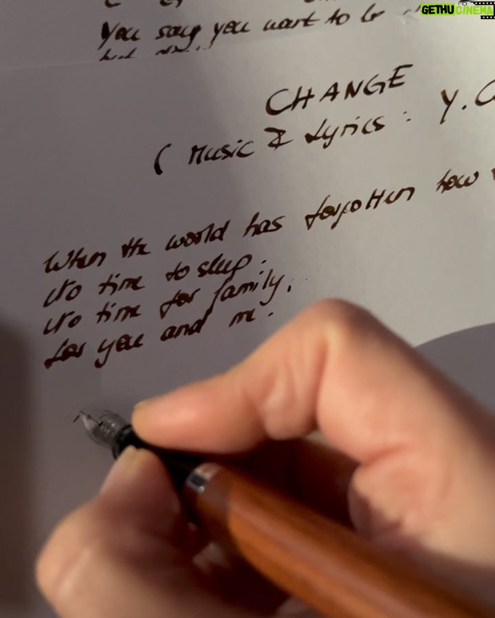 Yvonne Catterfeld Instagram - Meine Gedanken auf Papier zu bringen ist immer wieder ein sehr wertvoller Moment. 🖋 Zu diesem schönen vierten Advent möchte ich meine Songtexte mit euch teilen. Verratet mir hier welcher Song euch von "CHANGE" am meisten berührt und mit etwas Glück liegen meine Songtexte bald bei euch im Briefkasten. #advent #wertvoll