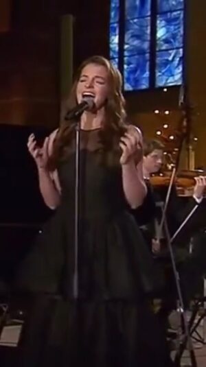 Yvonne Catterfeld Instagram - Das war 2015, als ich mich entschied, “Imagine” von John Lennon bei “Weihnachten für den Bundespräsidenten” zu singen. Nach gemütlichen Tagen mit meiner Familie und meinen Liebsten, möchte ich meine Gedanken auch den Familien zuwenden, die durch die Ereignisse der letzten Jahre, vor allem der letzten Monate betroffen sind und diese Tage nicht mehr erleben werden oder ihre geliebten Menschen nie mehr in den Arm nehmen können, als Waisenkinder oder ohne ihre Kinder aufwachsen und kein zu Hause mehr haben, keine Hoffnung. 
Auch wenn ich damals mehr Vertrauen in politische Entscheidungen hatte, finde ich diese mehr und mehr fragwürdig und nicht zufriedenstellend. Als Künstlerin und Mensch wünsche ich mir wie die meisten von uns, dass Frieden für alle möglich ist. 
Ich denke, es gibt Zeiten, in denen Menschen nein sagen müssen, um nicht Gegenstand anderer zu werden. 
Ich wünsche jedem, dass  ihr eine Chance habt, diese Tage mit euren Familien und geliebten Menschen zu verbringen und Ich hoffe, dass im neuen Jahr die Welt damit aufhört, in diese aggressive Richtung fortzufahren. Ich hoffe, wir werden im neuen Jahr weniger geblendet von denen, die nicht das Beste für die Menschen wollen. 
In diesem Sinne: KEEP YOUR EYES, HEART AND MIND OPEN… 

#keepyoureyesheartandmindopen #imagine #peace #cover