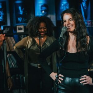 Yvonne Catterfeld Instagram - Heute 22 Uhr geht meine @deluxe_music Session online ✨ Es war so ein unfassbar schöner Dreh mit so wundervollen Menschen - ein Highlight in diesem Jahr!

❤

📸: @yannickla 

#deluxemusic #acoustic
#acousticsession